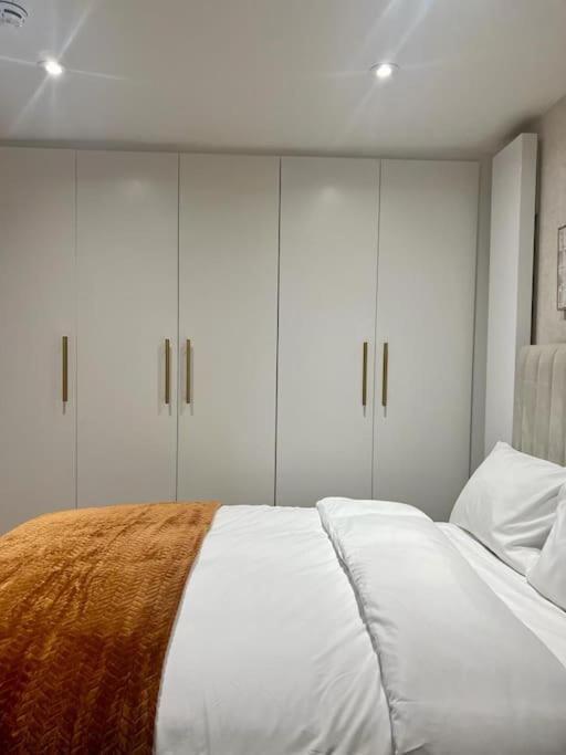 Appartamento New Flat In Holland Park Londra Esterno foto