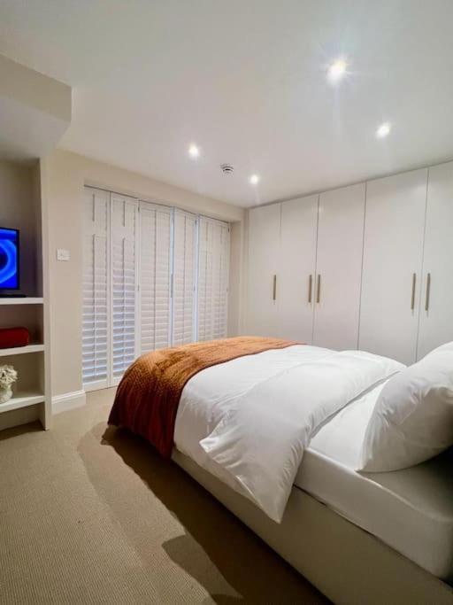 Appartamento New Flat In Holland Park Londra Esterno foto