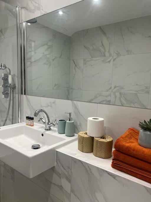 Appartamento New Flat In Holland Park Londra Esterno foto