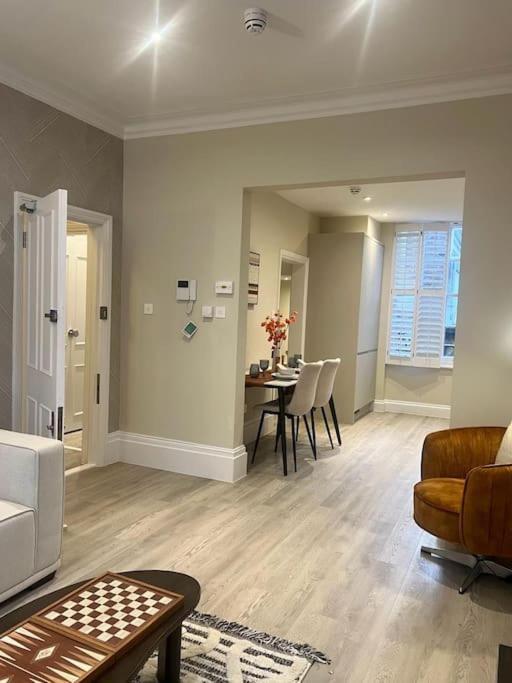 Appartamento New Flat In Holland Park Londra Esterno foto