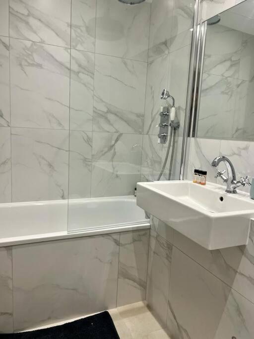 Appartamento New Flat In Holland Park Londra Esterno foto